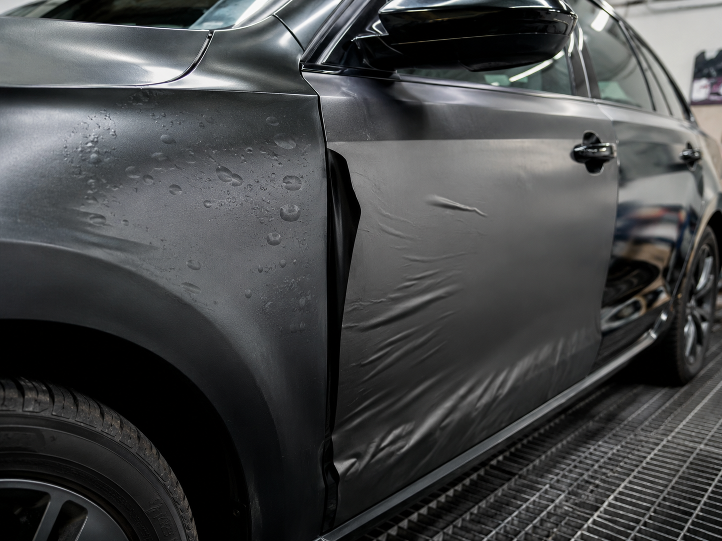 veículo envelopado com acabamento automotivo profissional