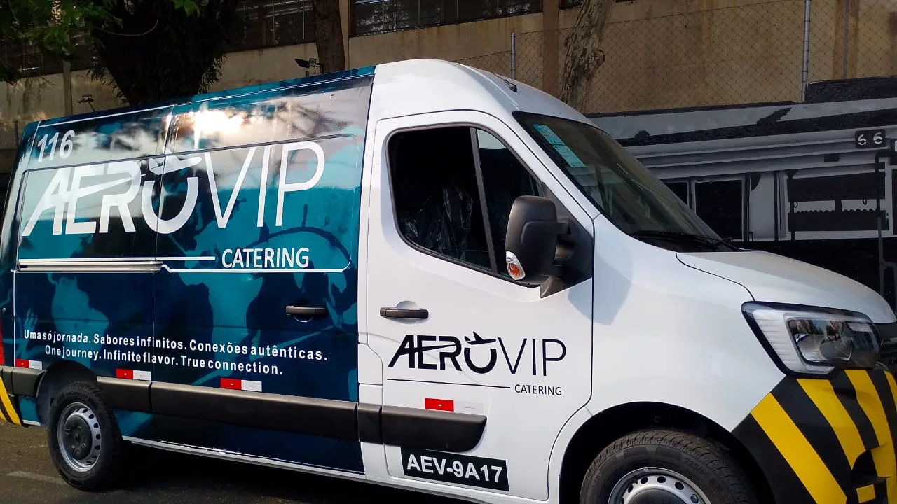 Adesivo para envelopamento comercial em veículo