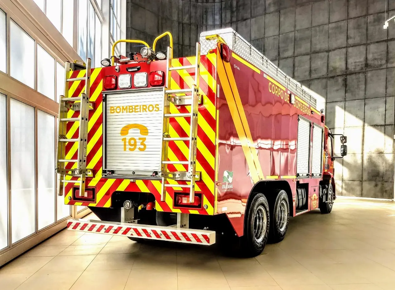 Adesivo refletivo comercial aplicado em veículo